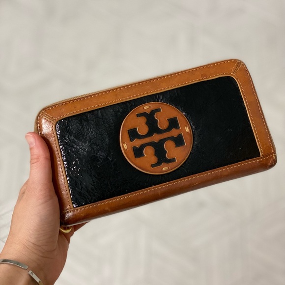 Tory Burch Handbags - Tory Burch zipper wallet